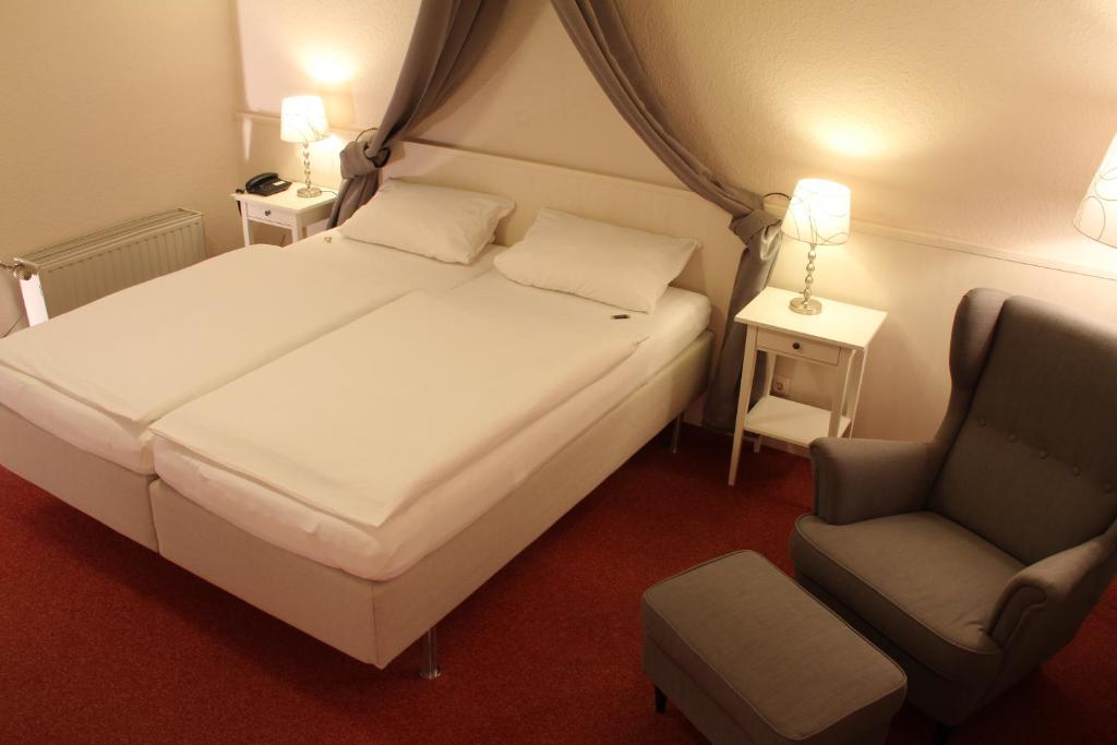 Postel nebo postele na pokoji v ubytování Landhotel Ewerts