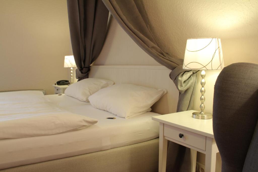 Postel nebo postele na pokoji v ubytování Landhotel Ewerts
