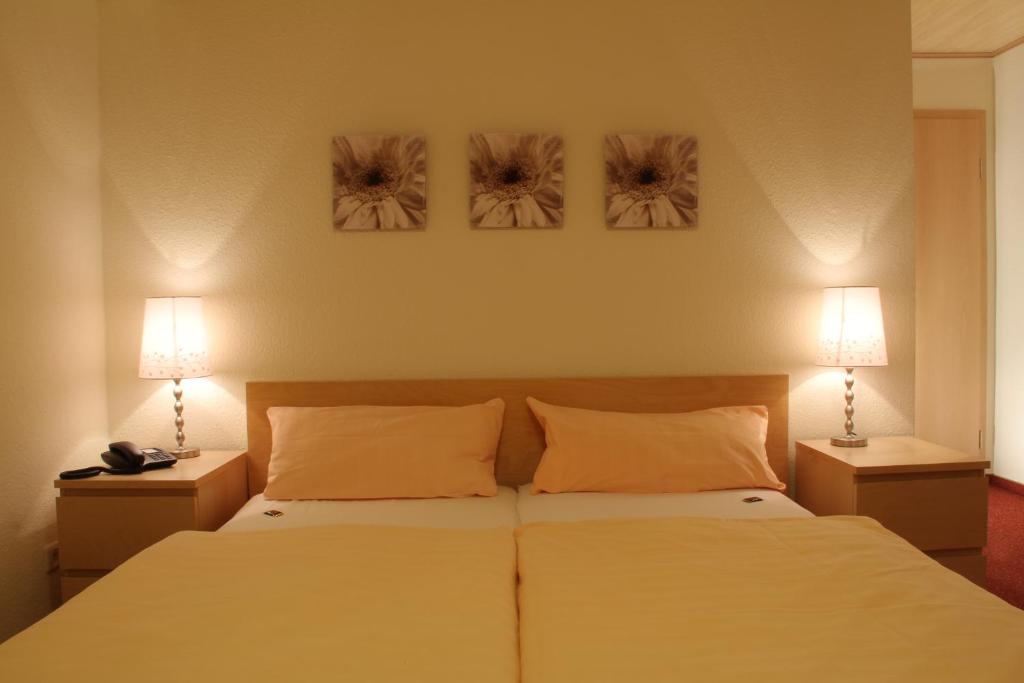 Postel nebo postele na pokoji v ubytování Landhotel Ewerts