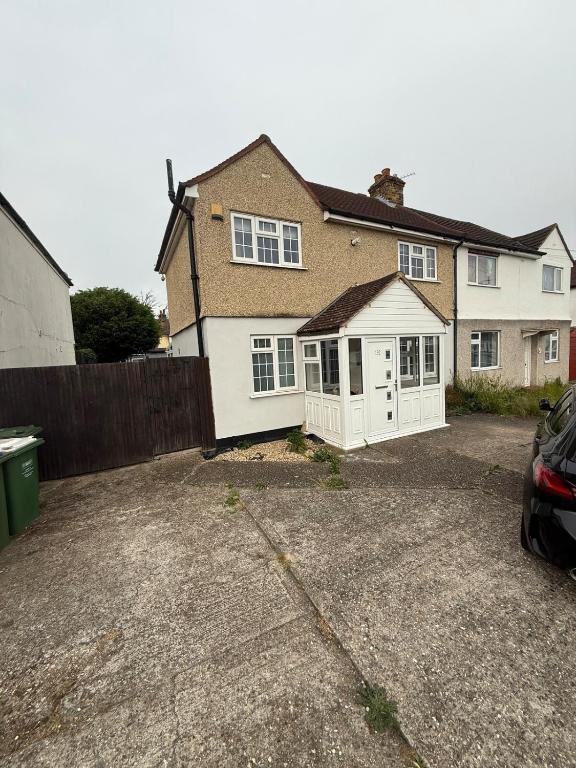 a large house with a white garage at Spacious 3 bed house garden & parking sleeps 5 in Belvedere