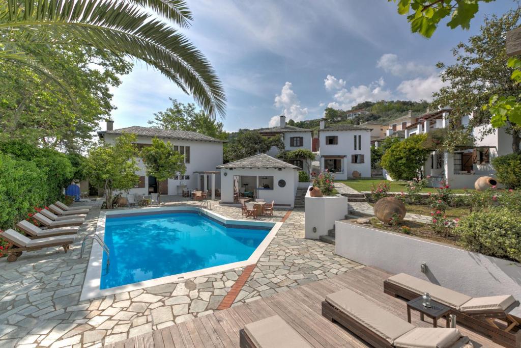 basen w ogrodzie willi w obiekcie Aeolos Hotel & Villas - Pelion w mieście Chorefto