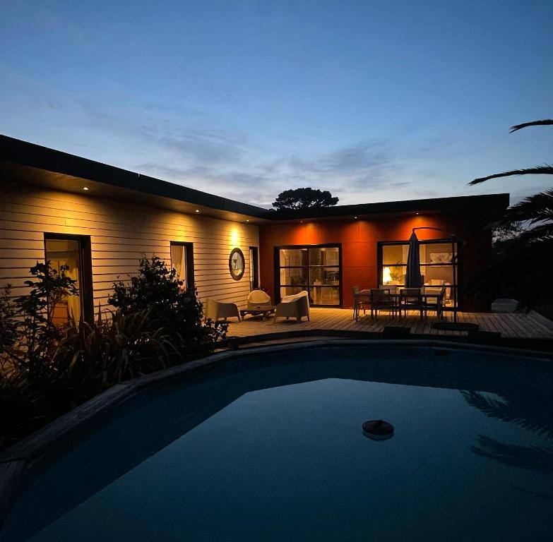 une maison avec une piscine devant dans l'établissement Maison Goa Portsall, à Ploudalmézeau