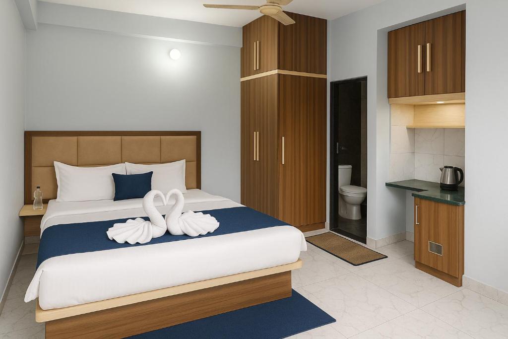 Letto o letti in una camera di Rajnandani Palace Ayodhya - Modern Stay Near Ram Mandir with Free Parking