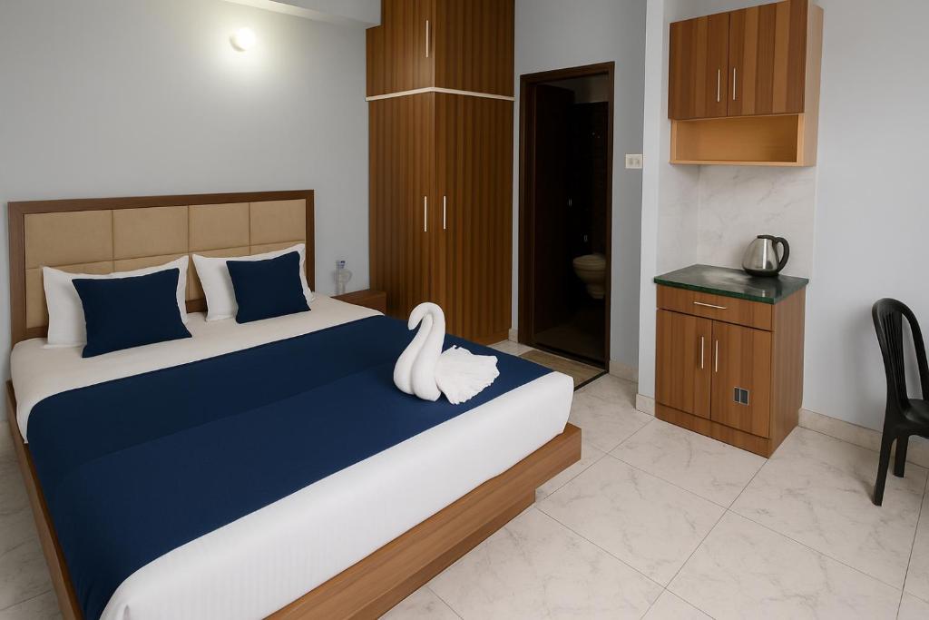 Letto o letti in una camera di Rajnandani Palace Ayodhya - Modern Stay Near Ram Mandir with Free Parking