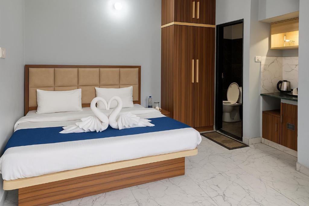 Letto o letti in una camera di Rajnandani Palace Ayodhya - Modern Stay Near Ram Mandir with Free Parking