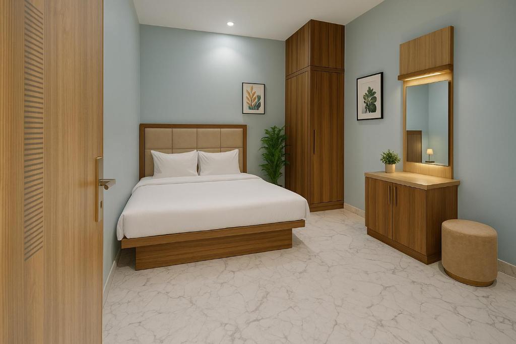 Letto o letti in una camera di Rajnandani Palace Ayodhya - Modern Stay Near Ram Mandir with Free Parking