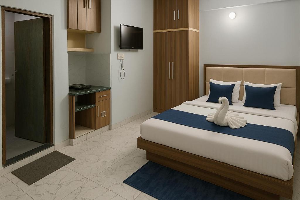 Letto o letti in una camera di Rajnandani Palace Ayodhya - Modern Stay Near Ram Mandir with Free Parking