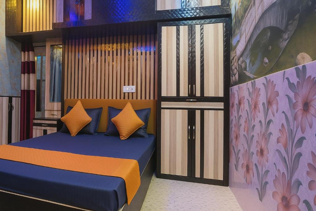 Letto o letti in una camera di Rajnandani Palace Ayodhya - Modern Stay Near Ram Mandir with Free Parking