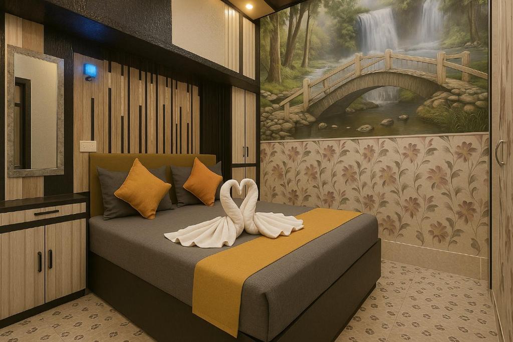 una camera da letto con un letto con un arco sopra di Rajnandani Palace Ayodhya - Modern Stay Near Ram Mandir with Free Parking a Ayodhya