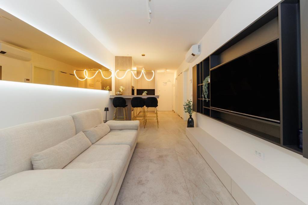 Μια τηλεόραση ή/και κέντρο ψυχαγωγίας στο Stars Premium Apartment by Belmont Realty