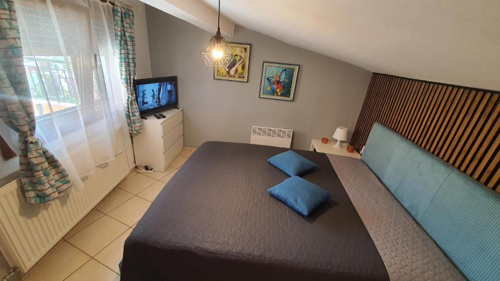 Televízia a/alebo spoločenská miestnosť v ubytovaní THE VIEW APARTMENT KAVALA