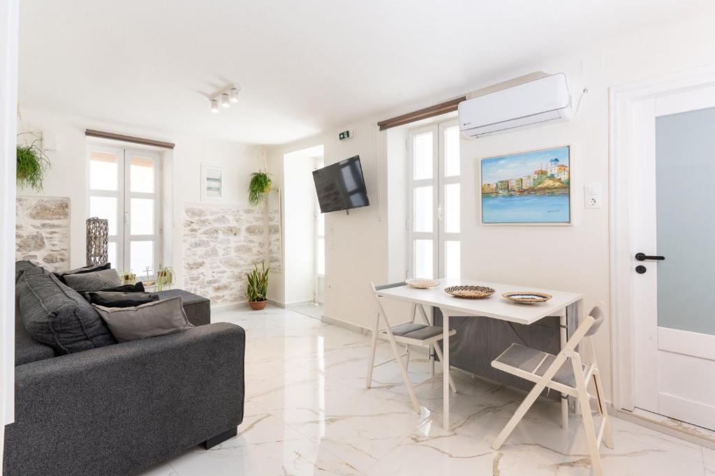 Istumisnurk majutusasutuses Syros DouBleTS Apartments