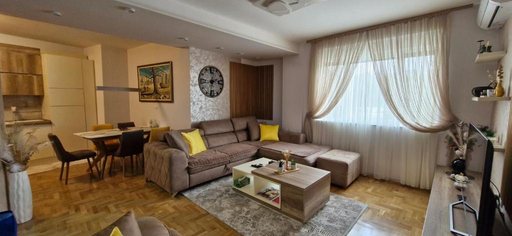 a living room with a couch and a table at Gracia apartman in Vrnjci