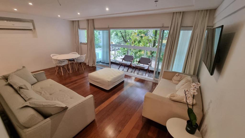 Uma área de estar em Apartamento 3 quartos no Quadrilátero de Charme em Ipanema