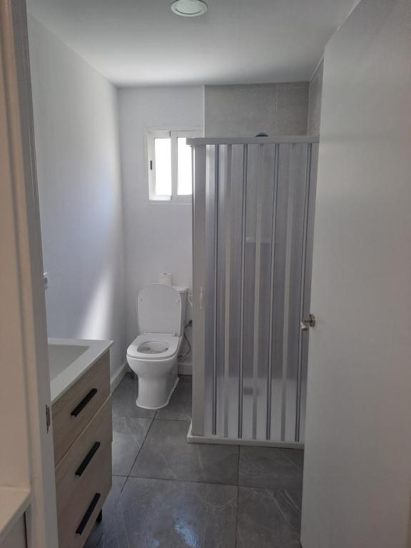 un bagno con wc e box doccia di Triana y mar a Roda de Bará