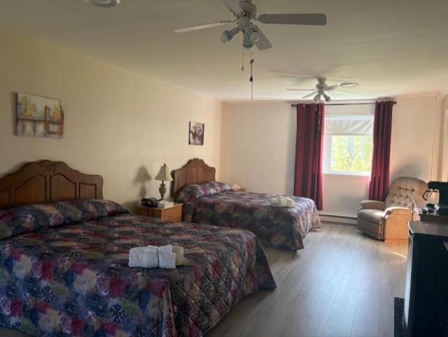 Postel nebo postele na pokoji v ubytování Motel Parc Beaumont Inc.