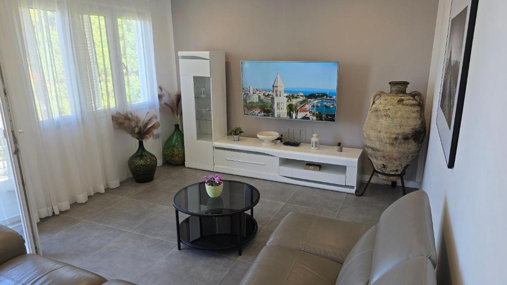 TV a/nebo společenská místnost v ubytování Apartment Mila