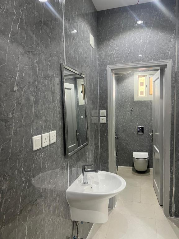 a bathroom with a sink and a toilet at شقق فاخره مفروشه القادسيه الثاني in Tabuk