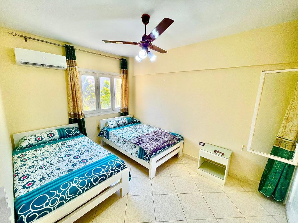 Postel nebo postele na pokoji v ubytování Sea & Pool View Deluxe Chalet - Prime Spot in Badr Resort