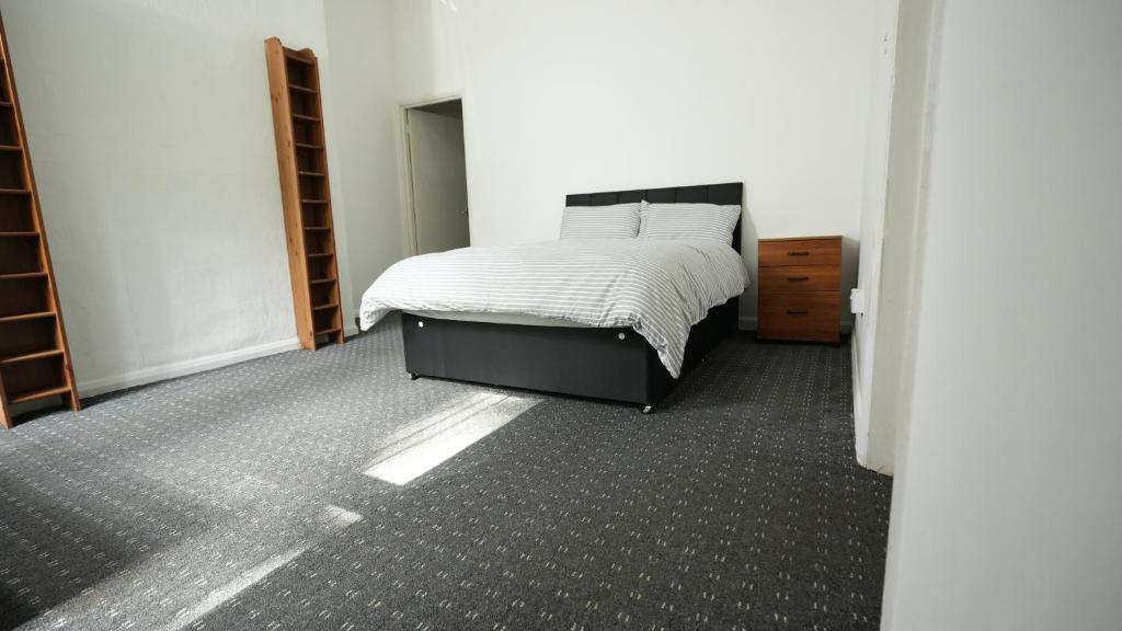 Postel nebo postele na pokoji v ubytování 1 Bed Apartments - Oakroyd Villas