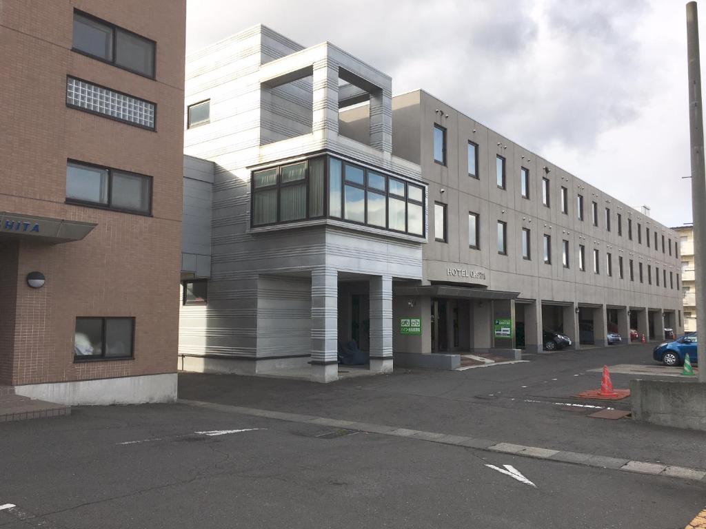 八戸市にあるホテルテトラ八戸の建物前の空き駐車場