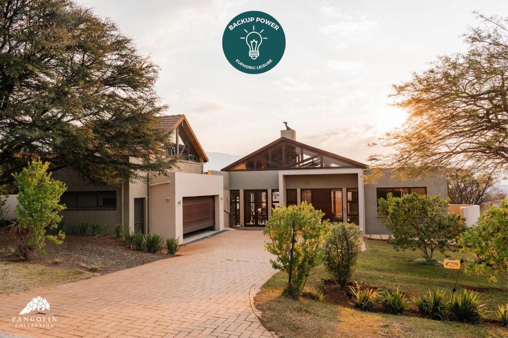 ein Haus mit einer gepflasterten Auffahrt davor in der Unterkunft Fourteen Tumbleweed, Cathkin Estates by Euphoric Leisure in Ardmore