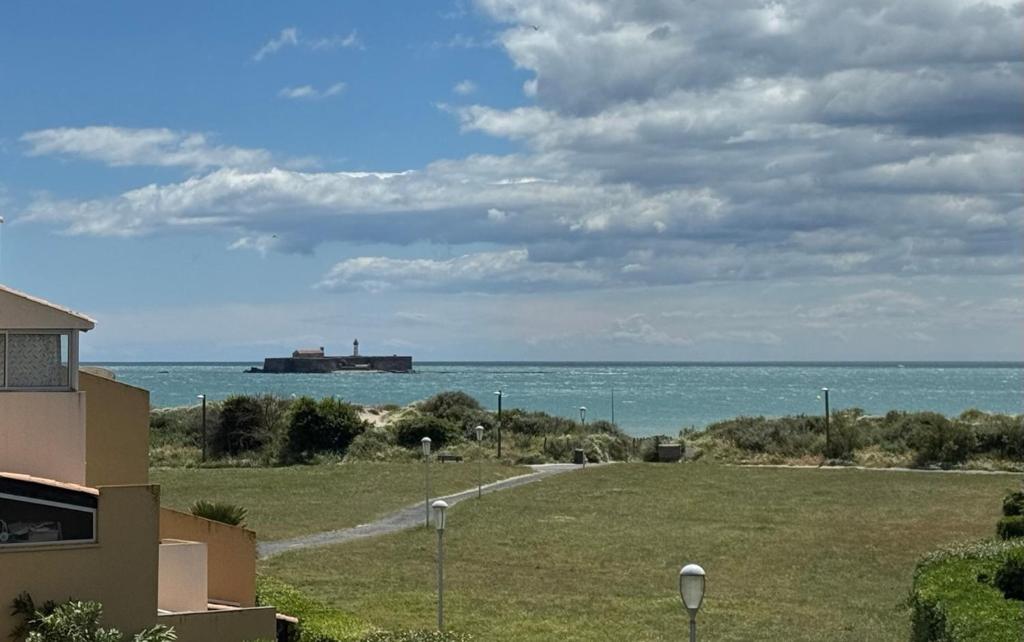 une vue sur l'océan depuis une maison dans l'établissement Capao, au Cap d'Agde