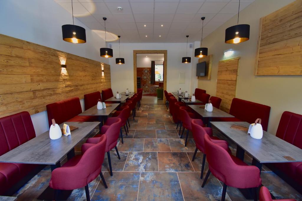 A seating area at Sporthotel Zederhaus im Lungau