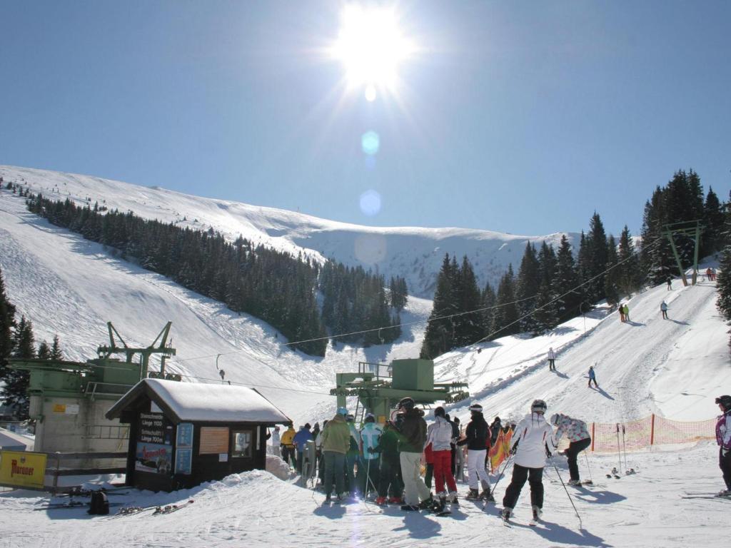 Lyžovanie pri horskej chate alebo v okolí