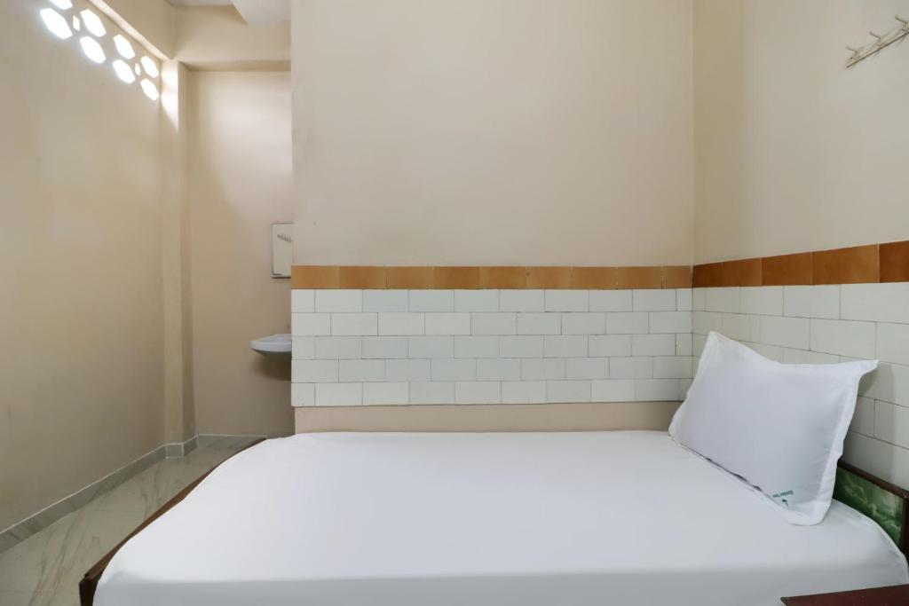 Postel nebo postele na pokoji v ubytování Hotel O Jayanthi Mansion