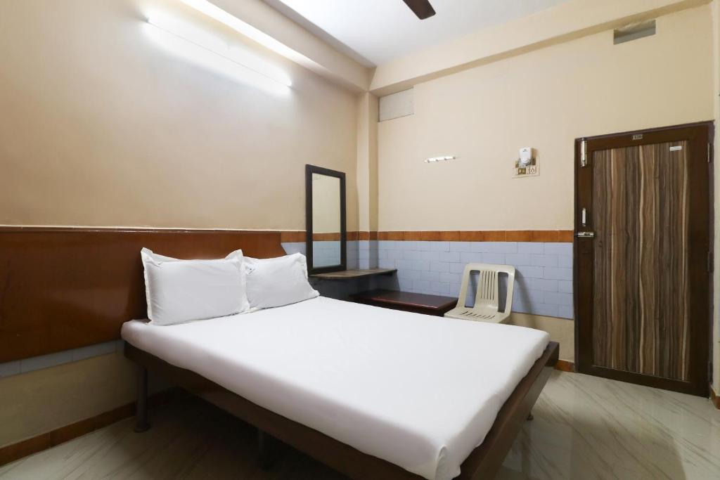 Postel nebo postele na pokoji v ubytování Hotel O Jayanthi Mansion