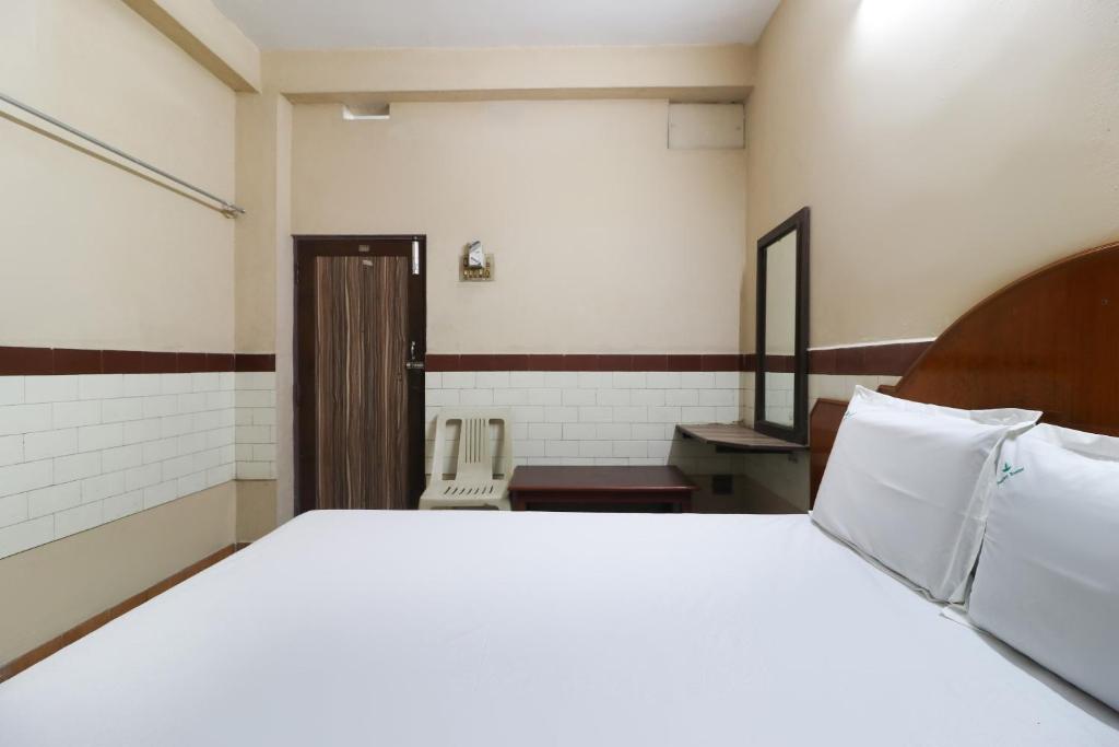 Postel nebo postele na pokoji v ubytování Hotel O Jayanthi Mansion