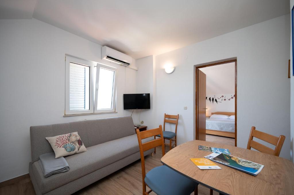 Televízia a/alebo spoločenská miestnosť v ubytovaní Apartment Vrsi - Mulo 3276a
