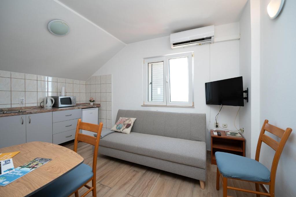 Kuchyňa alebo kuchynka v ubytovaní Apartment Vrsi - Mulo 3276a