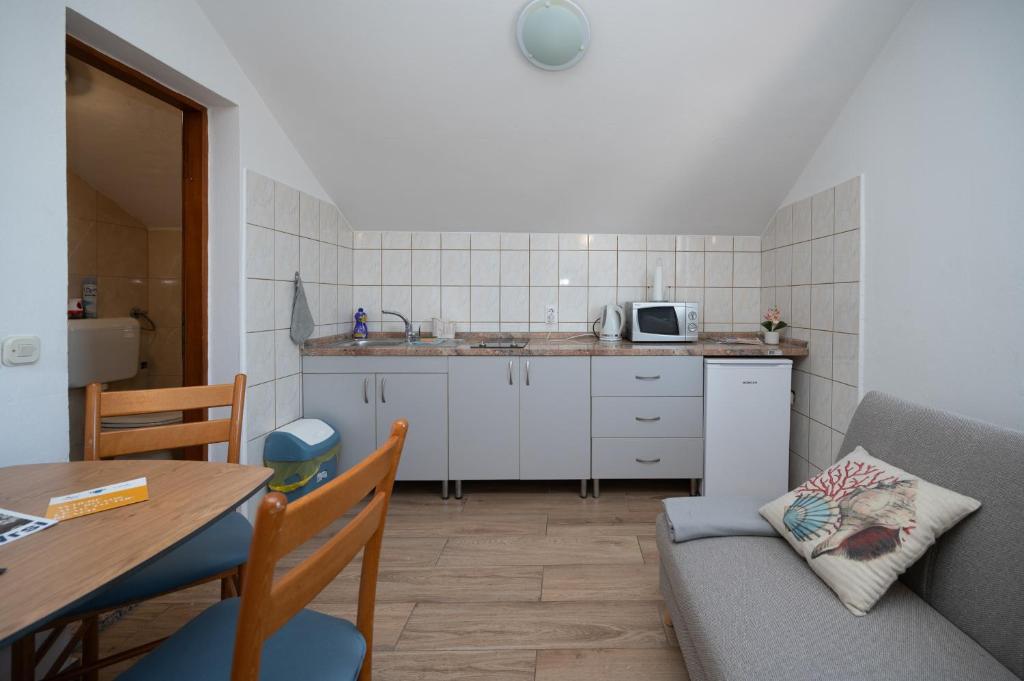 Kuchyňa alebo kuchynka v ubytovaní Apartment Vrsi - Mulo 3276a