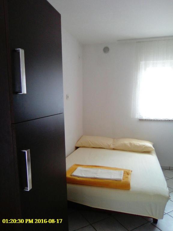 Postel nebo postele na pokoji v ubytování Apartment Novi Vinodolski 15292b