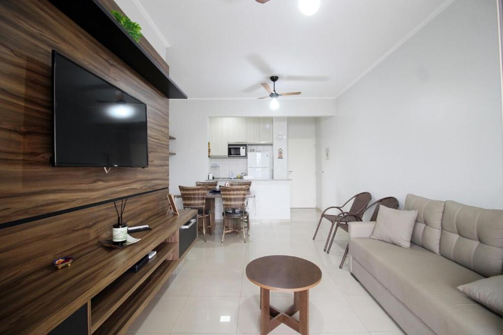 Μια τηλεόραση ή/και κέντρο ψυχαγωγίας στο Apartamento em Olimpia - SP