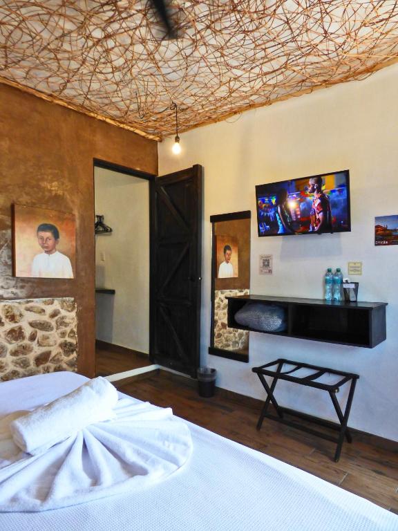 TV a/nebo společenská místnost v ubytování Habitaciones Colonial Zaci