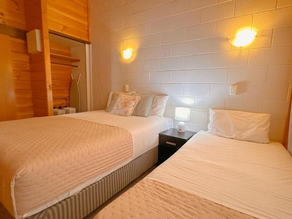 Postel nebo postele na pokoji v ubytování Orewa Motor Lodge