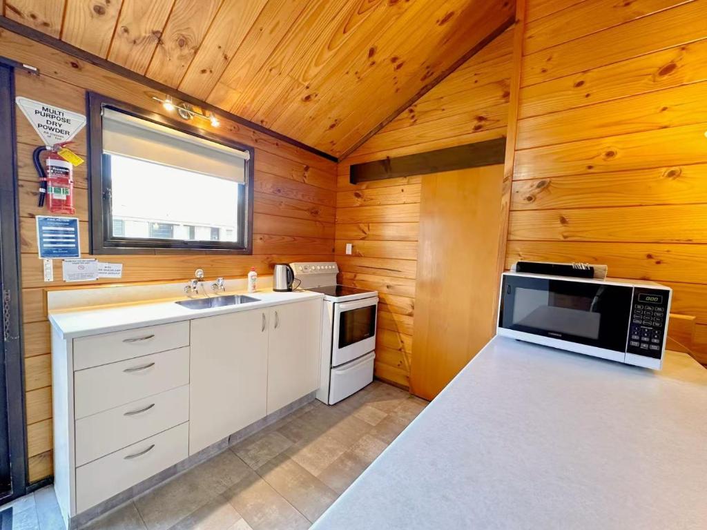 Kuchyň nebo kuchyňský kout v ubytování Orewa Motor Lodge