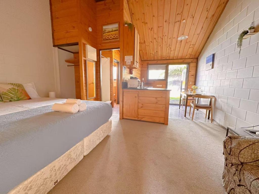 Postel nebo postele na pokoji v ubytování Orewa Motor Lodge