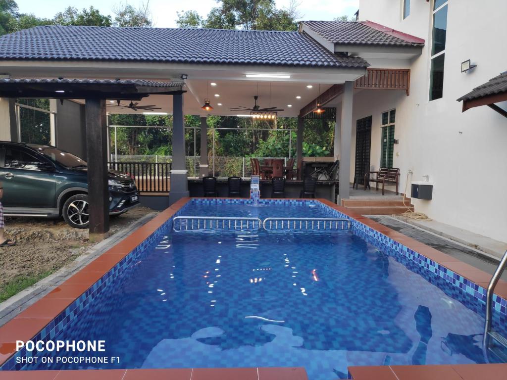 une piscine dans l'arrière-cour d'une maison dans l'établissement Villa Gong Badak, Kuala Terengganu, à Kuala Terengganu