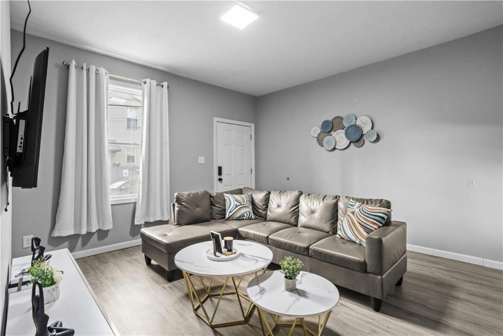 Χώρος καθιστικού στο Modern Home Near Acrisure & PNC Park - Private Parking