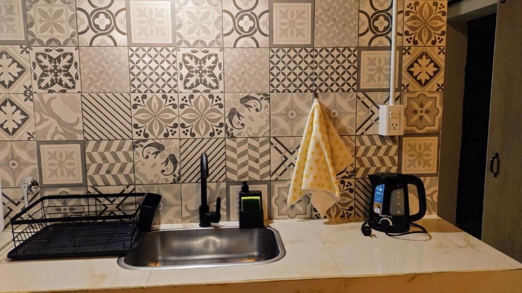 埃斯克尔FLAMENCOS Apart的厨房柜台设有水槽和餐具