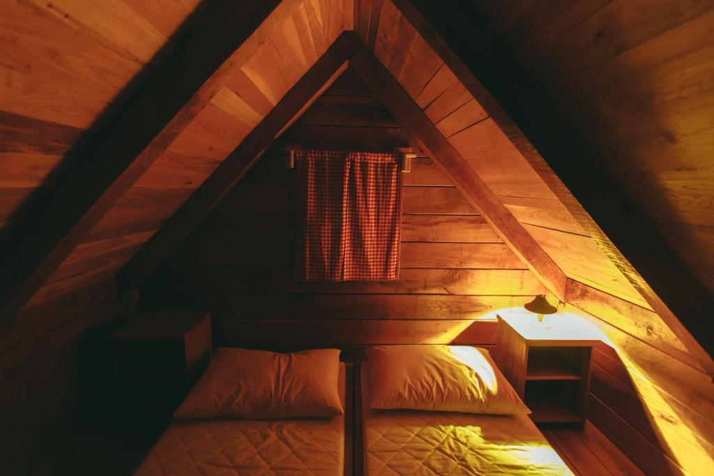 Postel nebo postele na pokoji v ubytování River huts Zrmanja