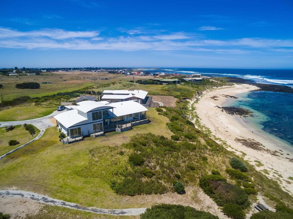 una vista aerea di una casa sulla spiaggia di Wytonia Beachfront Accommodation a Port Fairy