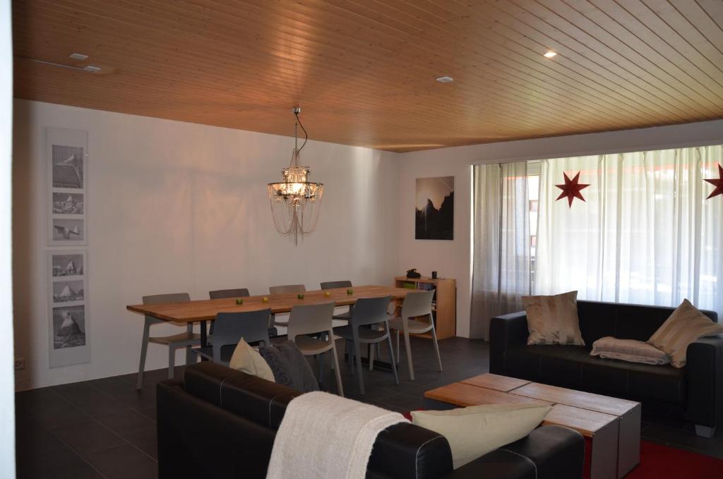 ein Wohnzimmer mit einem Tisch und einem Sofa in der Unterkunft Ferienwohnung Sonnmatt in Zermatt