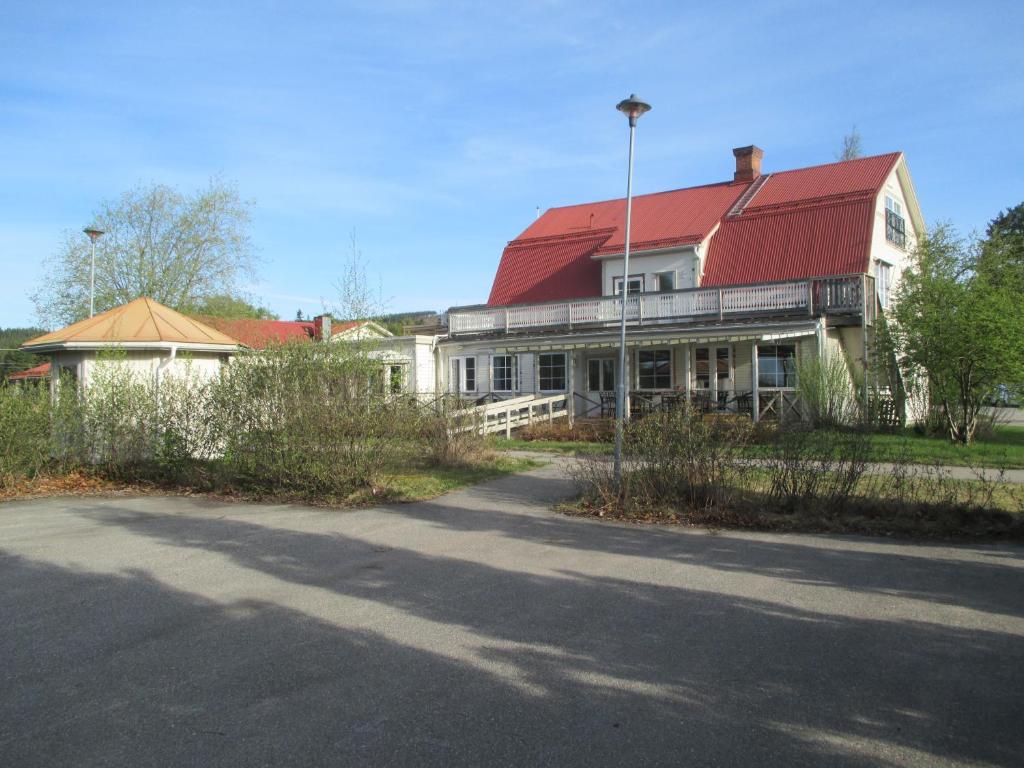 ein großes weißes Haus mit rotem Dach in der Unterkunft Vilan I Orbaden in Vallsta