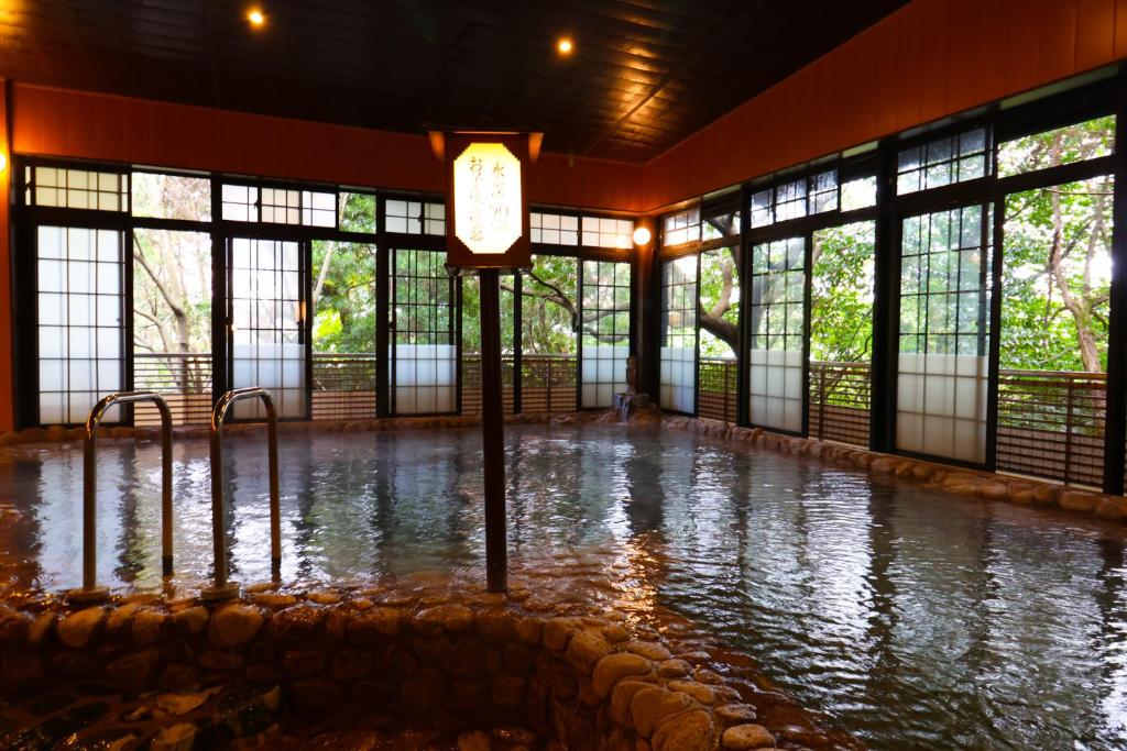 Bazén v ubytování Futsukaichi Hot Spring - Daimaru Besso nebo v jeho okolí