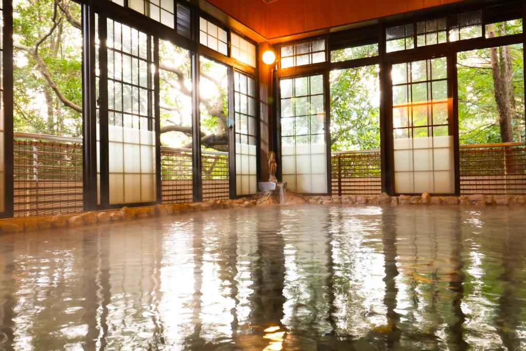 Bazén v ubytování Futsukaichi Hot Spring - Daimaru Besso nebo v jeho okolí